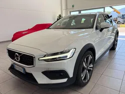 Bianco Usata 2020 Volvo V60 CC Pro Station wagon | 17.500 € (Super prezzo)