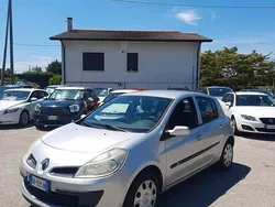 Grigio Usata 2008 Renault Clio II Tre volumi | 3800 € (Buon prezzo)
