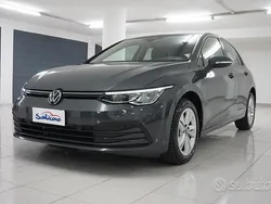 Grigio Usata 2022 VW Golf VIII Life Tre volumi | 20.900 € (Buon prezzo)