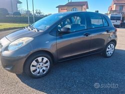 Grigio Usata 2009 Toyota Yaris Sol Tre volumi | 3700 € (Ottimo prezzo)