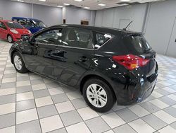 Other Usata 2013 Toyota Auris Hybrid Lounge Tre volumi | 9990 € (Buon prezzo)