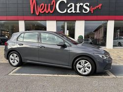 Grigio Usata 2021 VW Golf VIII Life Tre volumi | 18.800 € (Buon prezzo)