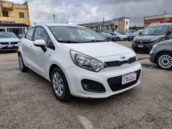 Bianco Usata 2013 Kia Rio Tre volumi | 6490 € (Buon prezzo)