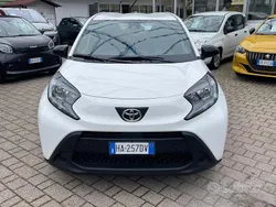 Bianco Nuova 2025 Toyota Aygo Active Due volumi | 14.950 €