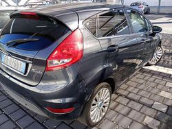 Grigio Usata 2010 Ford Fiesta Titanium Tre volumi | 3900 € (Buon prezzo)