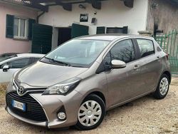 Argento Usata 2015 Toyota Yaris Active Tre volumi | 6390 € (Ottimo prezzo)