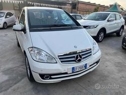 Bianco pastello Usata 2010 Mercedes A180 Style Tre volumi | 3999 € (Cara)