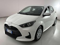 Super white gloss Usata 2025 Toyota Yaris Hybrid Active Tre volumi | 18.900 € (Ottimo prezzo)