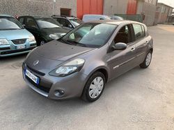 Grigio Usata 2009 Renault Clio II Tre volumi | 2900 € (Buon prezzo)