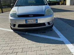 Grigio Usata 2002 Ford Fiesta Due volumi | 1000 € (Buon prezzo)