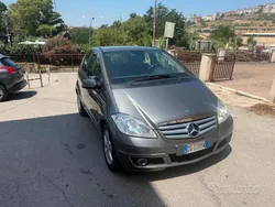 Grigio Usata 2009 Mercedes A180 Elegance Tre volumi | 3499 € (Buon prezzo)
