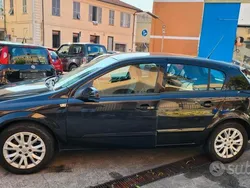 Nero Usata 2009 Opel Astra Enjoy Tre volumi | 2700 € (Buon prezzo)