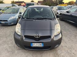 Grigio Usata 2009 Toyota Yaris Tre volumi | 2800 € (Buon prezzo)