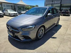 Grigio Nuova 2024 Mercedes 180 Tre volumi | 38.290 € (Buon prezzo)