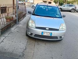 Grigio Usata 2004 Ford Fiesta Tre volumi | 1150 € (Buon prezzo)
