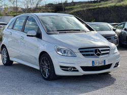 Bianco Usata 2010 Mercedes 180 Premium Tre volumi | 3300 € (Buon prezzo)