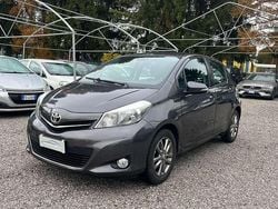 Grigio Usata 2014 Toyota Yaris Active Tre volumi | 7500 € (Buon prezzo)
