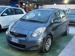 Grigio Usata 2010 Toyota Yaris Tre volumi | 4499 € (Buon prezzo)