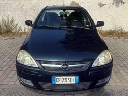 Blu/azzurro Usata 2004 Opel Corsa Tre volumi | 2000 € (Buon prezzo)