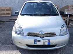 Usata 2000 Toyota Yaris Sol Tre volumi | 1500 € (Buon prezzo)