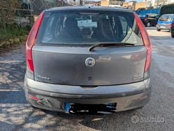 Grigio Usata 2004 Fiat Punto Dynamic Tre volumi | 400 € (Super prezzo)