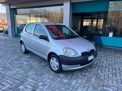 Grigio Usata 2002 Toyota Yaris Tre volumi | 1700 € (Ottimo prezzo)