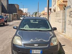Grigio Usata 2006 Ford Fiesta Due volumi | 1000 € (Buon prezzo)