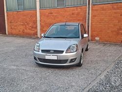 Grigio Usata 2008 Ford Fiesta Ghia Tre volumi | 2800 € (Buon prezzo)