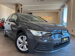 Grigio Usata 2022 VW Golf VIII Life Tre volumi | 20.990 € (Buon prezzo)