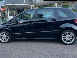 Nero Usata 2010 Mercedes 180 Tre volumi | 4500 €