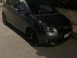 Grigio Usata 2008 Toyota Yaris Tre volumi | 2500 € (Buon prezzo)