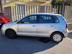 Argento Usata 2005 VW Polo Comfortline Tre volumi | 3700 € (Buon prezzo)