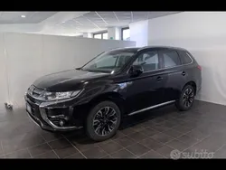 Nero Usata 2018 Mitsubishi Outlander P-HEV Instyle SUV | 16.600 €