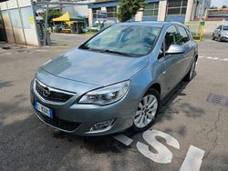 Argento Usata 2012 Opel Astra Cosmo Tre volumi | 5490 € (Buon prezzo)