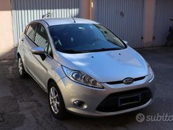 Grigio Usata 2010 Ford Fiesta Due volumi | 6600 € (Molto cara)