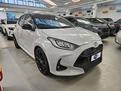 Silver metallic & black Usata 2024 Toyota Yaris Hybrid Sport Tre volumi | 19.500 € (Buon prezzo)