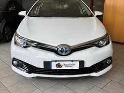 Bianco Usata 2017 Toyota Auris Hybrid Executive Tre volumi | 11.500 € (Buon prezzo)