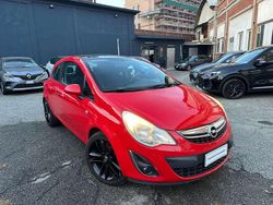 Rosso tetto nero Usata 2011 Opel Corsa Tre volumi | 4990 € (Buon prezzo)