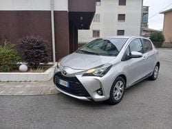 Argento Usata 2018 Toyota Yaris Active Tre volumi | 9500 € (Buon prezzo)