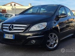 Nero Usata 2009 Mercedes 180 Tre volumi | 8000 €