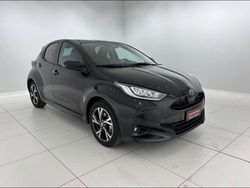 Black met Nuova 2025 Toyota Yaris Hybrid Trend Tre volumi | 23.500 € (Molto cara)