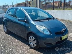 Grigio Usata 2009 Toyota Yaris Tre volumi | 4799 € (Buon prezzo)