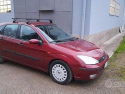 Rosso Usata 2001 Ford Focus Tre volumi | 800 €