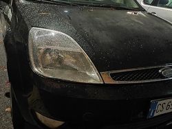 Nero Usata 2004 Ford Fiesta Due volumi | 1200 € (Buon prezzo)
