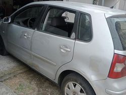 Argento Usata 2005 VW Polo Comfortline Tre volumi | 699 € (Buon prezzo)