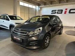 Grigio scuro Usata 2016 Kia Rio Tre volumi | 6500 € (Buon prezzo)