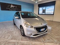 Grigio Usata 2015 Peugeot 208 Due volumi | 5999 € (Buon prezzo)
