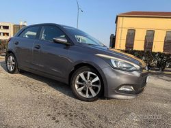 Grigio Usata 2015 Hyundai i20 Comfort Tre volumi | 6990 € (Buon prezzo)
