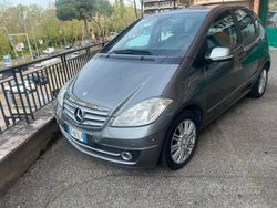 Grigio Usata 2011 Mercedes A180 Avantgarde Tre volumi | 5500 € (Molto cara)