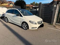 Bianco Usata 2013 Mercedes 180 Tre volumi | 6800 € (Buon prezzo)